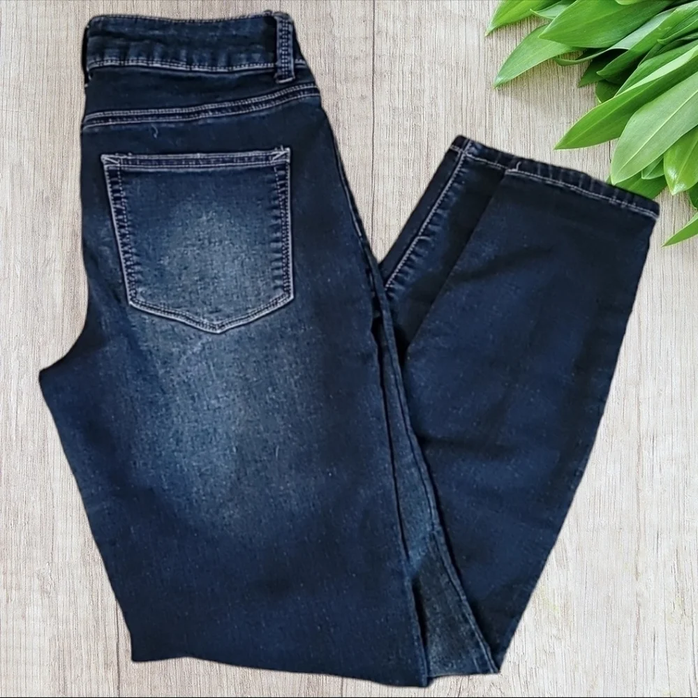 MAURICES Dark Wash Distressed Jeans size Medium Regular